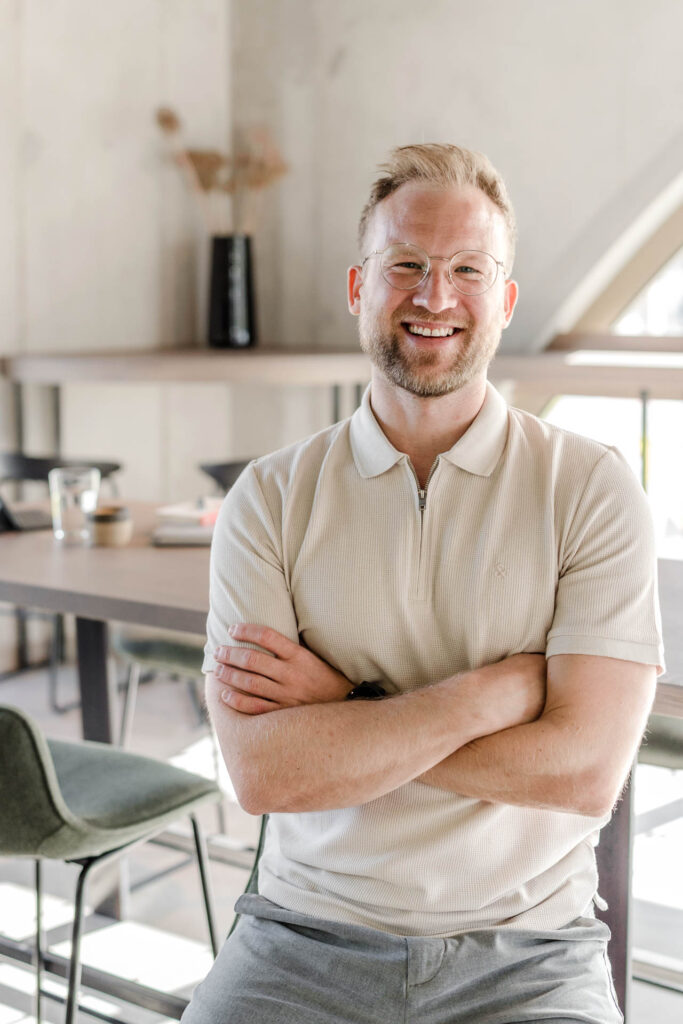 Porträt von Dr. Christoph Habel, Partner für Vertrieb auf Zeit, in einem hellen Büro