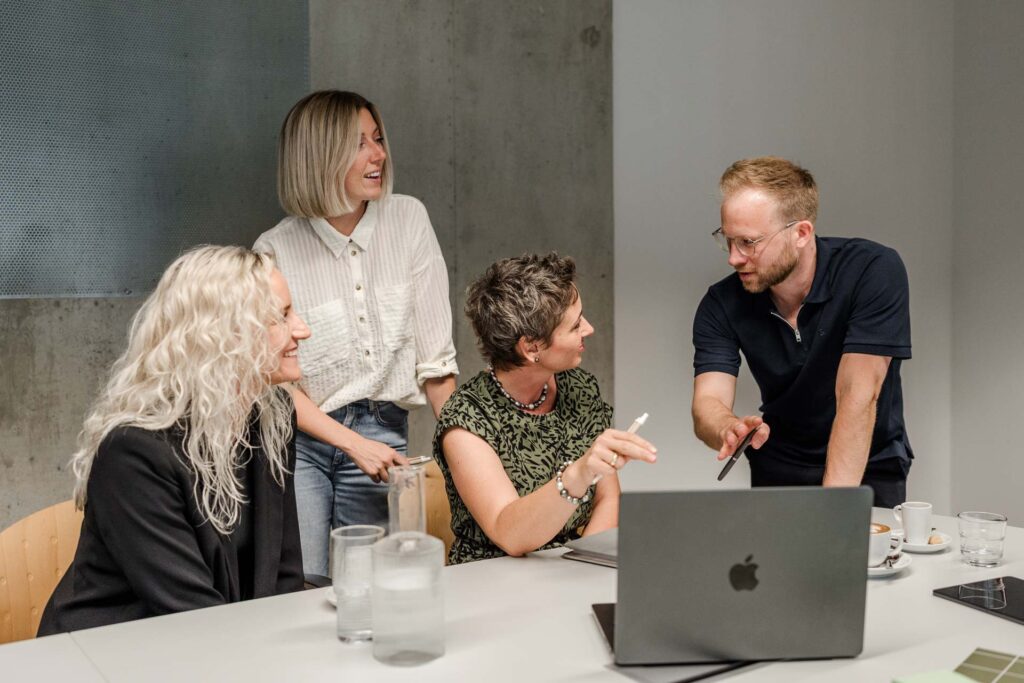 Christoph Habel im Team-Workshop, Notizen und Laptop liegen auf dem Tisch